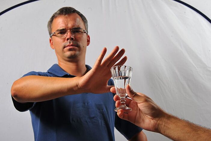 Mit dem Alkohol aufzuhören ist eine Möglichkeit, selbst mit dem Trinken aufzuhören