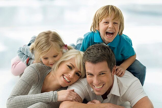 glückliche Familie und ein Mann, der mit dem Trinken aufgehört hat